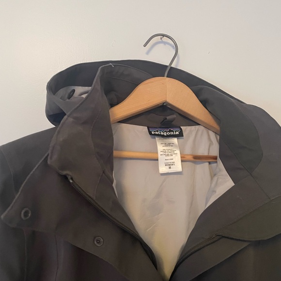 Women's grey waterproof Patagonia Jacket - Picture 3 of 3